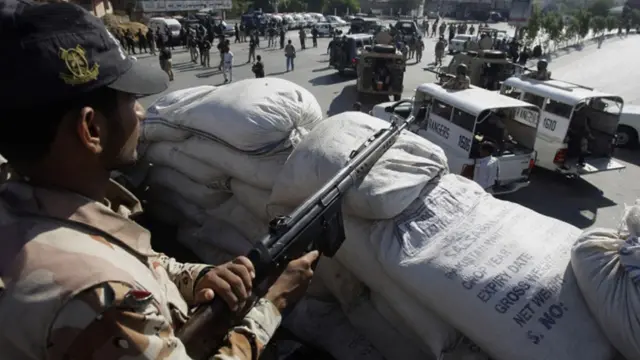 پاکستان میں نویں محرم اور یوم عاشور کے موقع پر امن و امان کی صورتحال برقرار رکھنے کے لیے سکیورٹی کے سخت حفاظتی انتظامات کیے گئے ہیں