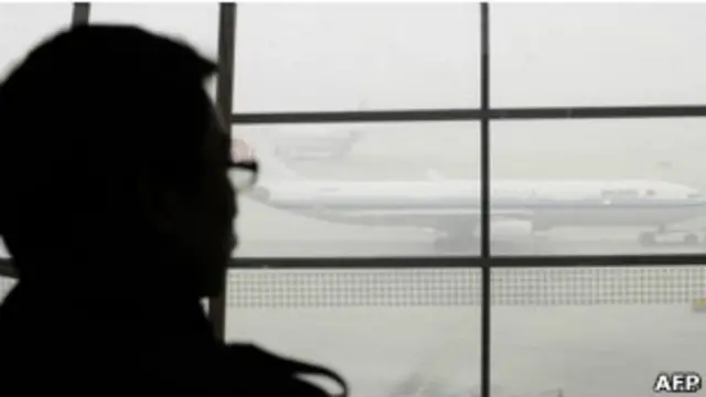 Penumpang di bandara Beijing