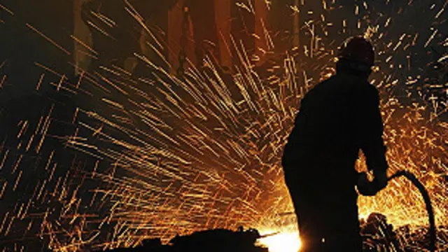 स्टील कारखाने में कामगार