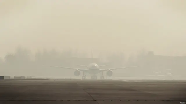 北京國際機場停機坪上的飛機（１２月４日）