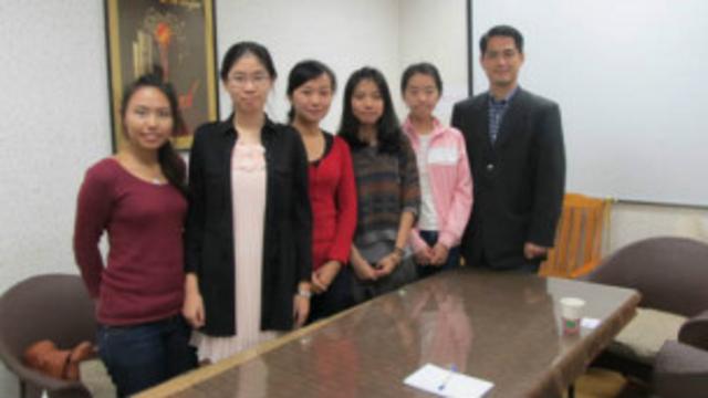 剛到輔仁大學就讀的幾位中國大陸女學生和指導教授