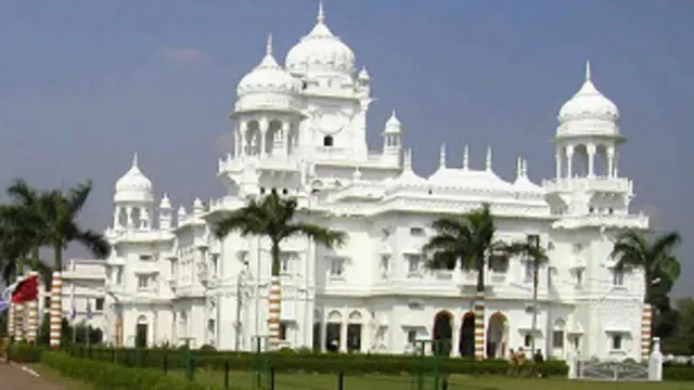 विनोद मेहता की किताब 'लखनऊ ब्वॉय' काफी लोकप्रिय हुई थी