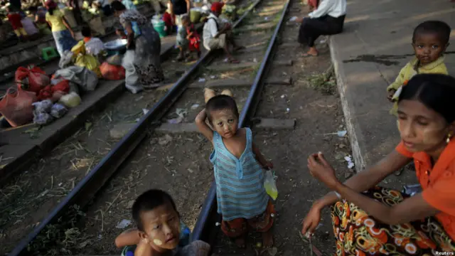 Anak-anak bermain di rel kereta api