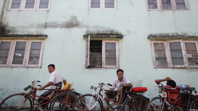 Tukang beca menunggu sewa di Rangoon