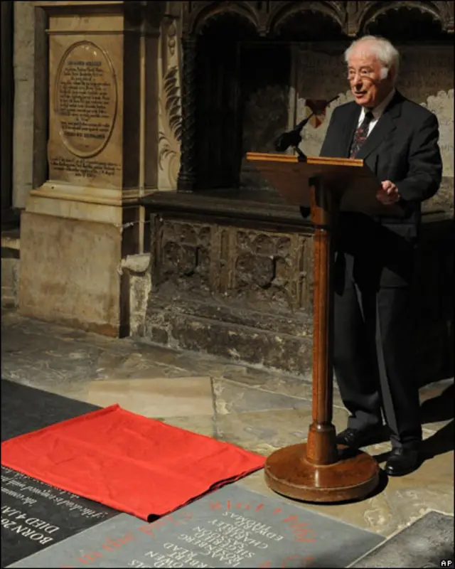 شامگاه سه شنبه در مراسم پرده برداری از این سنگ یادبود، شیموس هینی، برنده جایزه نوبل گفت که دوستش تد، حتما از بودن در این جایگاه افتخار می کند.