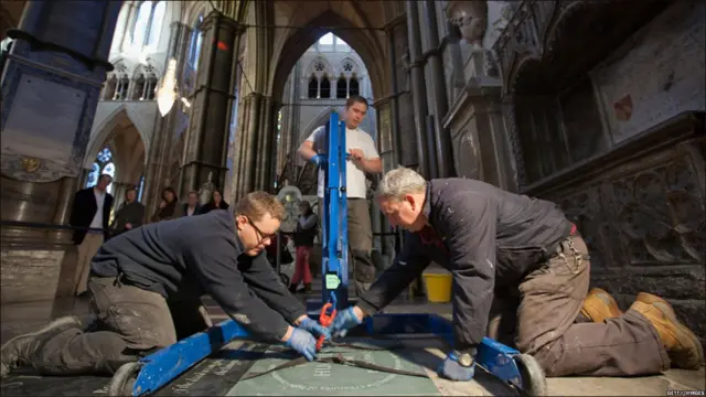 بر اساس سنتی دیرین، برای ادای احترام به بزرگترین شاعران اعصار مختلف بریتانیا، قبر آنها یا سنگ یادبودی از آنها در این جایگاه ویژه قرار می گیرد.