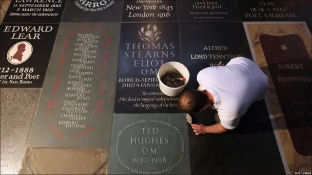 سنگ یادبود تد هیوز روز دوم دسامبر امسال در پایین پای تی اس الیوت، شاعر بریتانیایی متولد آمریکا نصب شد. 