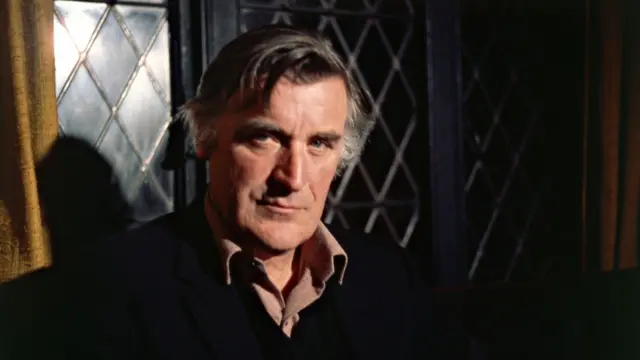 تد هیوز در سال ۱۹۸۴؛ زمانی که لقب ملک الشعرای بریتانیا را دریافت کرده بود. او تا آخر عمر این لقب را به همراه داشت.