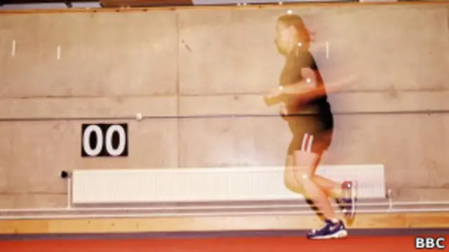 Exercício de educação física em Liverpool, em foto de arquivo (BBC)