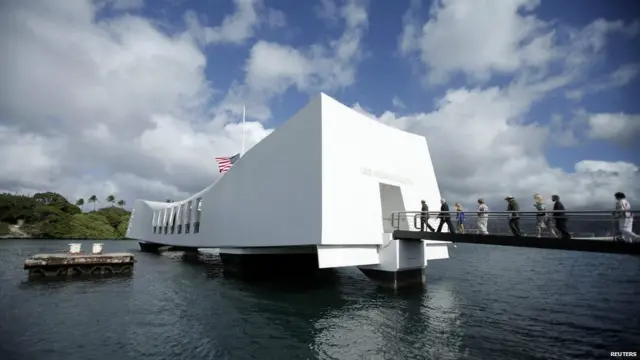 Tại trung tâm tham quan và tưởng niệm đặt trên xác chiến hạm USS Arizona, các cựu chiến binh và các sỹ quan quân đội đã mặc niệm tưởng nhớ 2.400 người Mỹ đã thiệt mạng trong vụ tấn công này.