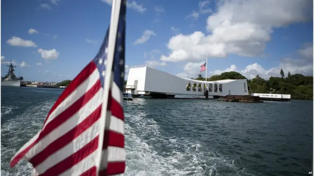 Chiến hạm USS Arizona - một trong 12 con tàu bị đánh chìm hôm 7/12/1941 - đã phát nổ và chìm xuống đáy cảng sau khi trúng một trái bom ở ngay khu đặt thuốc súng trên tàu.