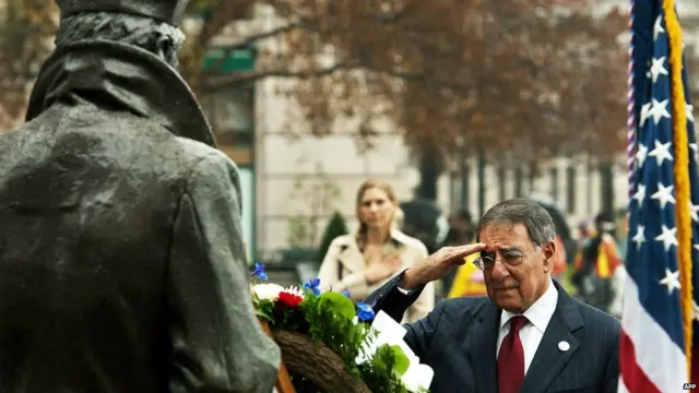 Tại Washington, Bộ trưởng Quốc phòng Hoa Kỳ Leon Panetta đặt vòng hoa tại tượng đài tưởng niệm Hải quân Mỹ.