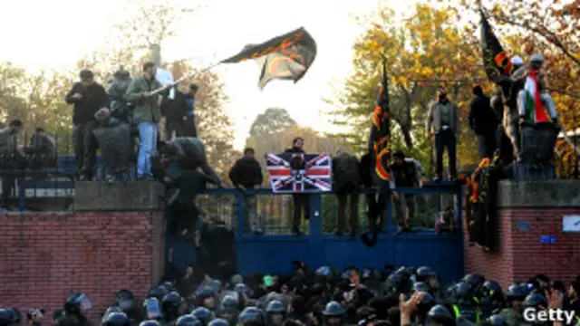 به دنبال حمله به اماکن دیپلماتیک بریتانیا در تهران، سفارت این کشور در تهران از نزدیک به سه سال پیش تعطیل است