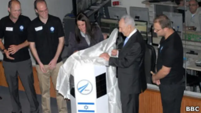 Шимон Перес с инженерами