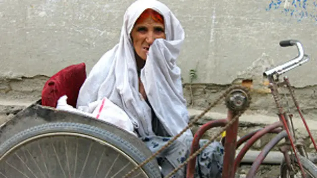 अफ़ग़ानिस्तान में एक वृद्ध महिला