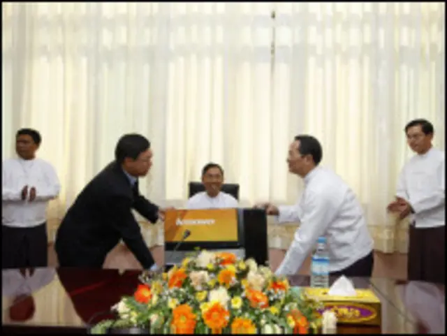 လွှတ်တော် ကော်မရှင်ရုံးခွဲ အတွက် တရုတ် သံအမတ်က ပစ္စည်းလှူဒါန်း