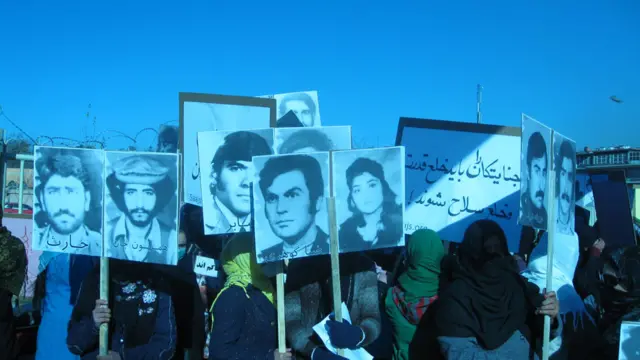 لاریون کوونکو له ځانه سره د جګړې د قربانیانو تصویرونه لېږدول.