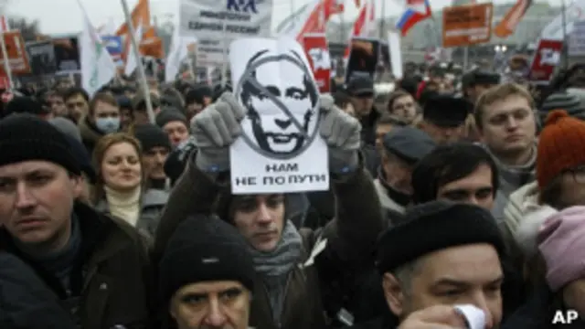 مظاہرین پارلیمانی انتخاب میں مبینہ دھاندلی کے خلاف احتجاج کر رہے ہیں