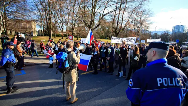 Более 100 демонстрантов в Женеве прошли маршем от здания представительства ООН к постоянному представительству Российской Федерации, возложив цветы к нему цветы в знак солидарности с митингующими в России (фото – Алексей Целищев)