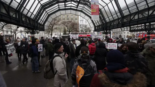 В Гамбурге на митинг в поддержку свободных и честных выборов в России вышло значительно больше людей (фото – Роман Черников)