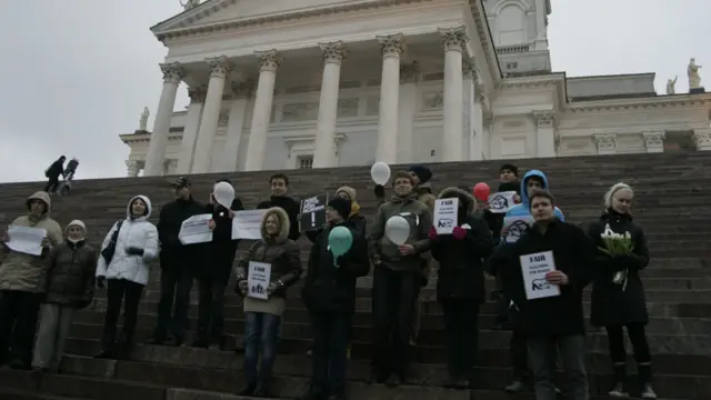 В Хельсинки демонстрантам не повезло с погодой, однако, несмотря на дождь и сильный ветер, на Сенатскую площадь в центре города вышло около 30 человек (фото – Алексей Табаков)