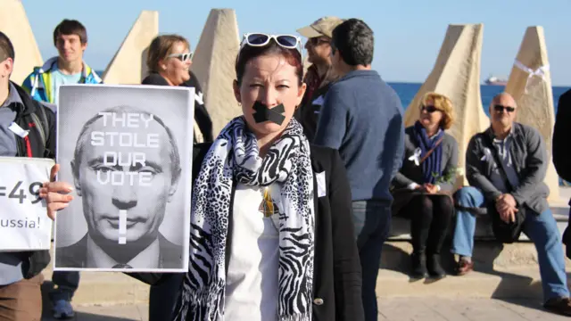 В общей сложности на набережной Лимасола собралось порядка 70 человек (фото – Анастасия Леонова)