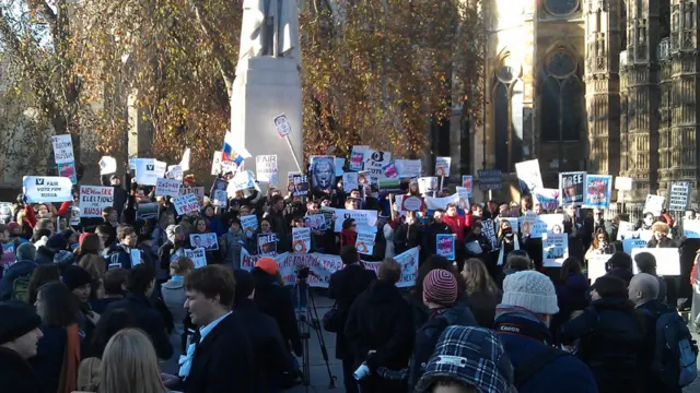 В Лондоне желающих митинговать было столько, что акцию протеста пришлось перенести с Трафальгарской площади, куда собиралось 50 человек, к зданию парламента, куда пришло в пять раз больше