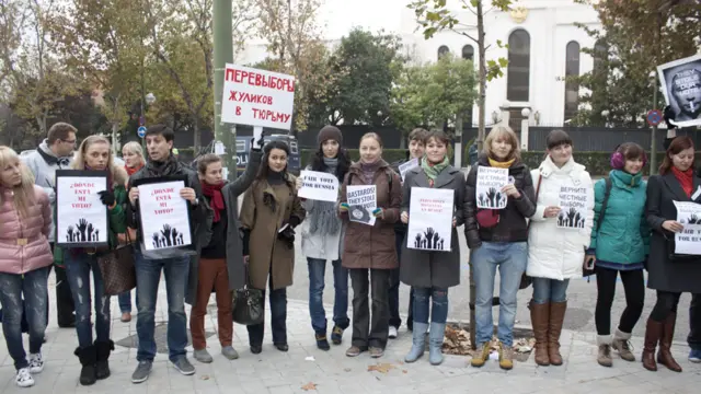 В Мадриде перед зданием посольства России собралось около 50 человек – в основном студентов мадридских университетов (фото – Анна Чередникова)