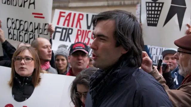 В Нью-Йорке митинг получился самым массовым – около 400 человек, причем около сотни участников собралось у здания Генерального консульства России еще за час до начала акции протеста (фото – Ольга Рычкова)