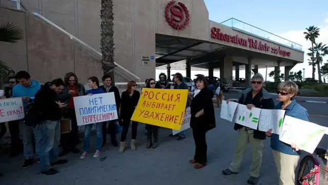 В Тель-Авиве митинг прошел вблизи от набережной Средиземного моря, в нем приняли участие около 80 человек (фото – Виктор MuperPhoto)