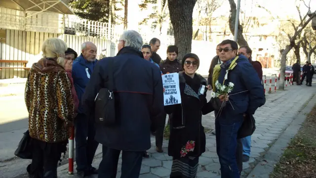 Акция протеста в болгарской Варне получилась немногочисленной – к зданию Генерального консульства России пришло пришло лишь около 10 человек (фото прислала Анна Дергачева)