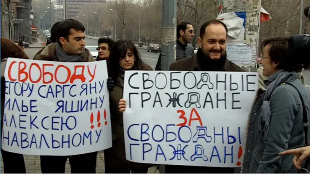 Несмотря на то, что в социальной сети Facebook о своем намерении выйти на митинг в Ереване заявило несколько сотен пользователей, с плакатами к российскому посольству вышло чуть более 20 человек (фото – Алексей Манвелян)