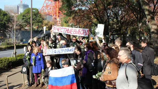 К посольству России в Токио демонстрантов не пустили, поэтому они прогулялись с цветами до парка (фотограф пожелал остаться неизвестным)