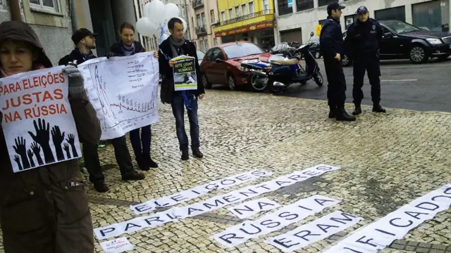 В Лиссабоне на протяжении всего митинга шел мелкий дождь (фотограф пожелал остаться неизвестным)