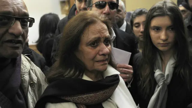 देव आनंद की बहन बॉनी सरीन ने भी अपने भाई को अश्रुपूर्ण विदाई दी. तस्वीर-गेटी