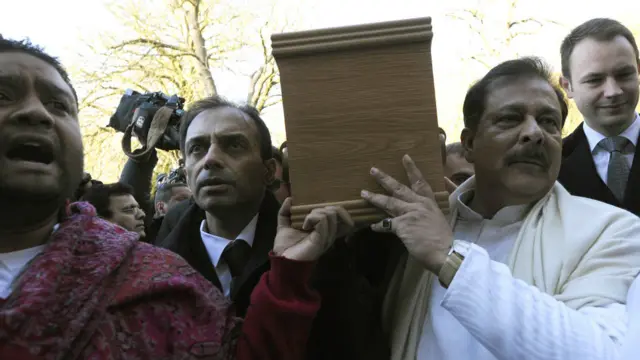 अपने पिता के शव को कांधा देते देव आनंद के बेटे सुनील. तस्वीर-गेटी