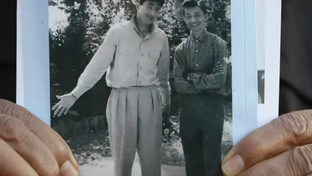 देव आनंद के एक प्रशंसक उनकी एक पुरानी तस्वीर लेकर पहुँचे हुए थे. तस्वीर-गेटी