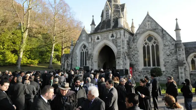 लंदन में देव आनंद को अंतिम विदाई देने के लिए बड़ी संख्या में लोग पहुँचे थे. तस्वीर-गेटी