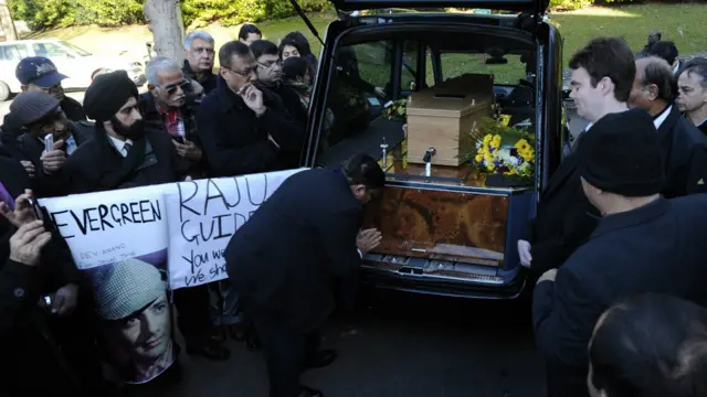 हिंदी सिनेमा के सदाबहार हीरो देव आनंद का शनिवार को लंदन में अंतिम संस्कार कर दिया गया. तस्वीर-गेटी