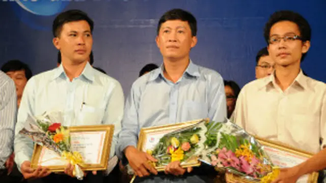 Nhà báo Hoàng Khương nhận giải thưởng cho các nhà báo xuất sắc