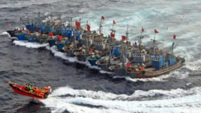 Tàu tuần duyên Hàn Quốc và tàu cá Trung Quốc