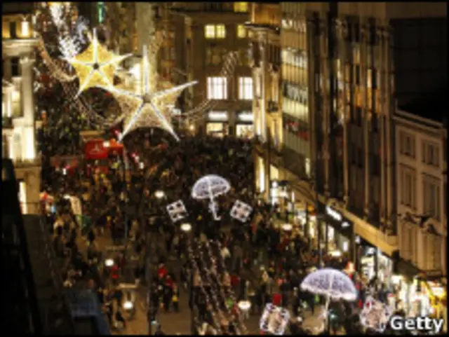 圣诞节购物旺季街头消费者