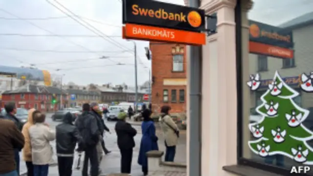Очередь в банк в Латвии