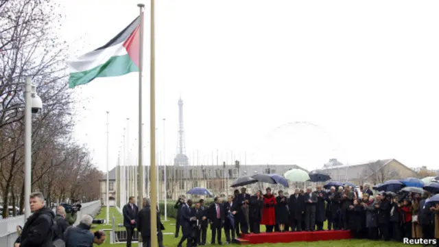 Bendera Palestina berkibar di kantor UNESCO di Paris, 13 Desember 2011.