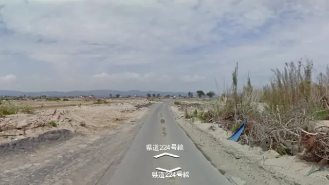 Tòa nhà và đất canh tác bị vùi dập vì những đợt sóng theo sau trận động đất 8.9 độ hồi tháng Ba.