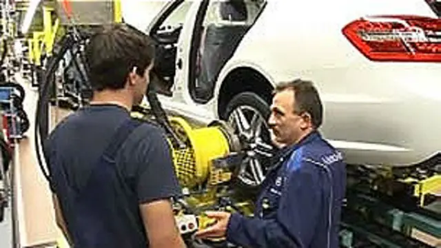 Fábrica de Mercedes-Benz a las afueras de Stuttgart, Alemania.