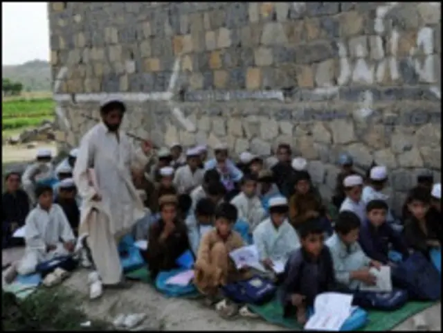 د افغانستان دپوهنې وزارت وايي پلان لري چې تر راتلوونکو دریو کلونو د افغانستان ټولو ښوونځیو ته ودانۍ جوړې کړي. 