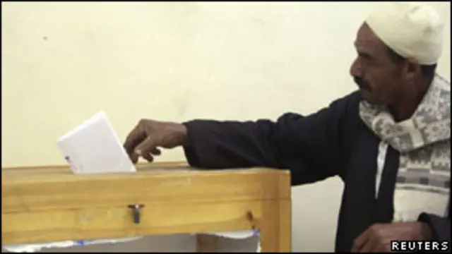 Warga Mesir memberikan suara