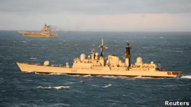 Эсминец "Йорк" и авианосец "Адмирал Кузнецов"