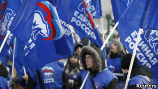 Люди с флагами "Единой России"